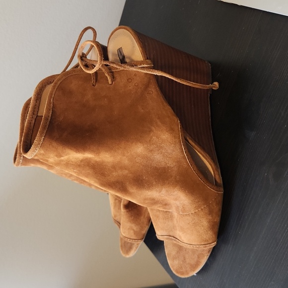 TAHARI wedge booties, toe back - Picture 2 of 6